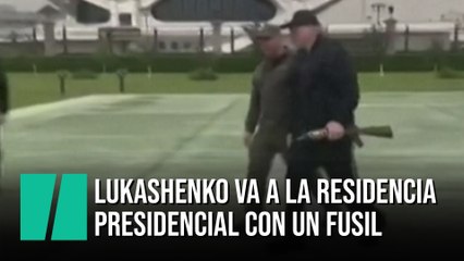 Fusil en mano y con chaleco antibalas: así ha llegado Lukashenko a la residencia presidencial