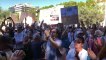 Negacionistas del Covid-19 se abrazan en la Plaza de Colón