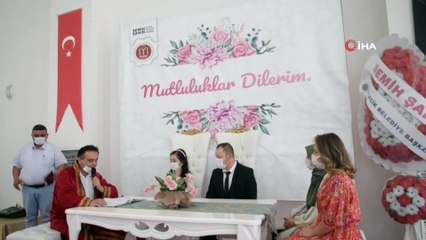 Nikah kıyan çiftlere belediyeden canlı müzik sürprizi
