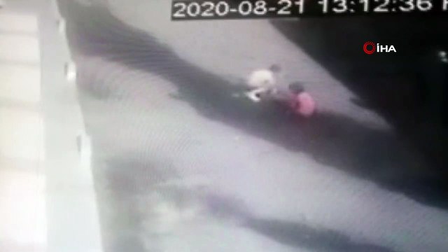 Bağcılar’da dehşete düşüren görüntü: Sokakta oyun oynayan çocuğu otomobil böyle ezdi