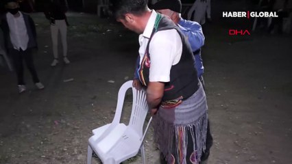 Davulcu düğünde sandalyeyle güreşti, herkes şaşkınlıkla izledi