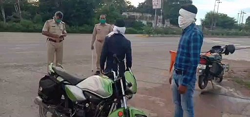 पुलिस ने लॉकडाउन का उल्लंघन करने पर की कार्रवाई