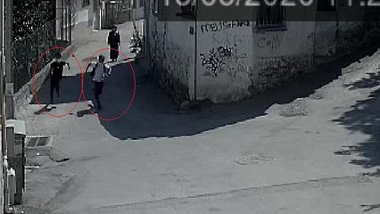 Yaşlı kadının çantasını böyle gasp ettiler