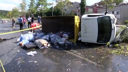 Küçükçekmece'de çöp kamyonu devrildi - İSTANBUL