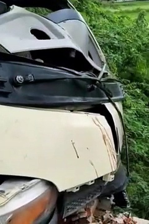 बम्बे की पुलिया से टकराया लोडर, 3 लोग हुए गंभीर रूप से घायल