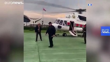 Belarus Cumhurbaşkanı Lukaşenko ve 15 yaşındaki oğlundan Kalaşnikoflu poz