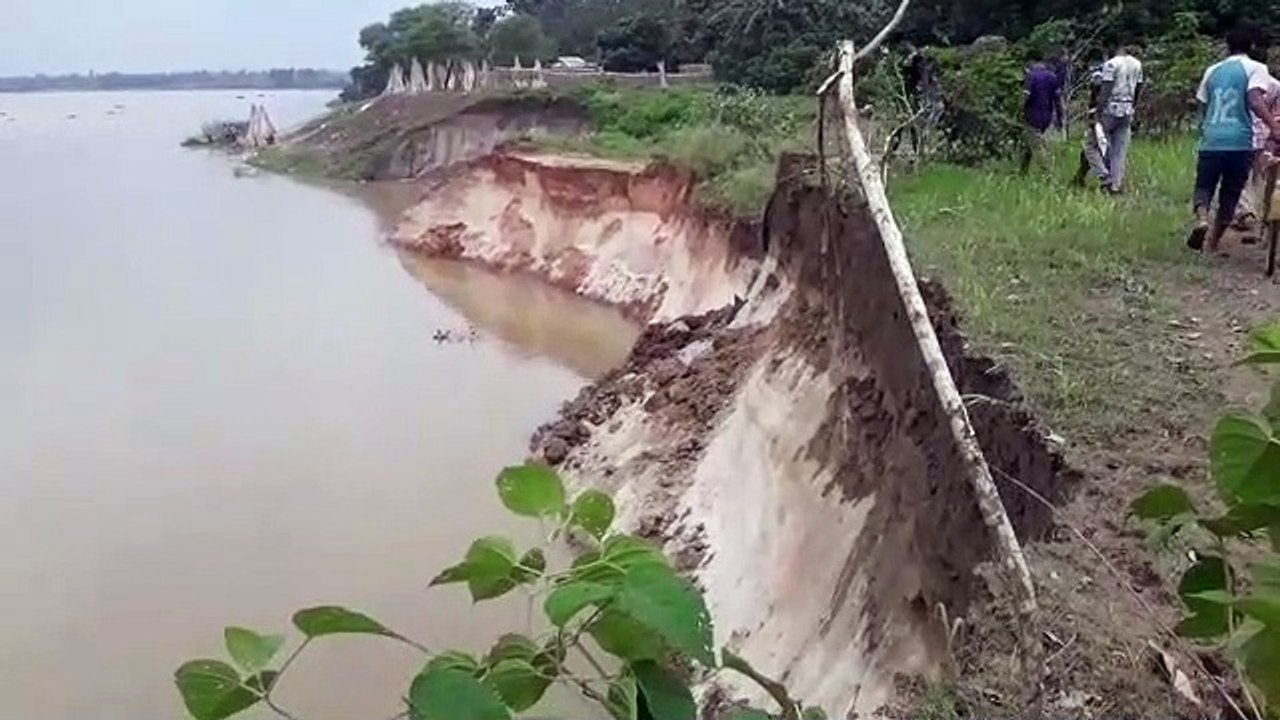 গঙ্গা ভাঙন কাড়ছে পেটের ভাত!