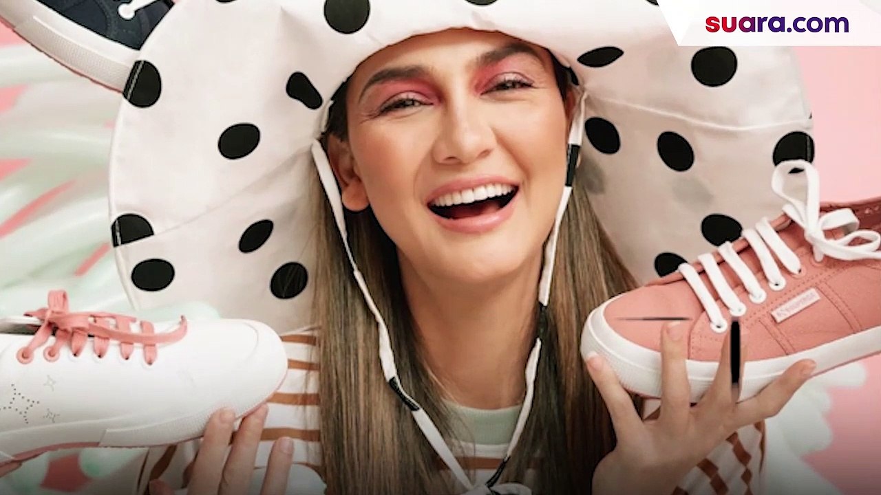 Luna Maya X Superga Rilis Sepatu dengan Karakte...