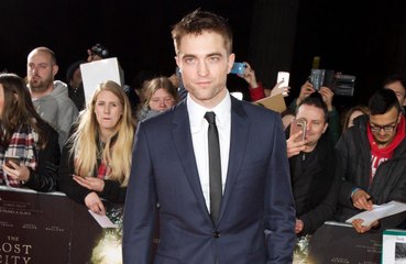 Robert Pattinson consegue fazer xixi em traje de 'Batman', garante diretor