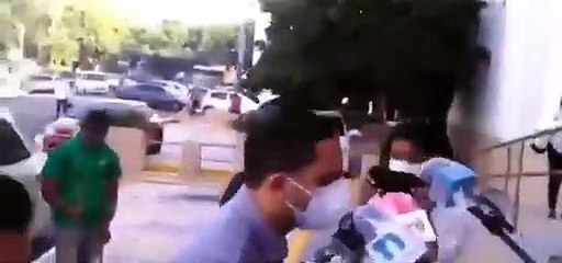 Momentos en que hombre que lanzó café a joven llega a la fiscalía