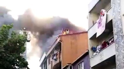Bayrampaşa’da çatı yangını: 4 kişi dumandan etkilendi