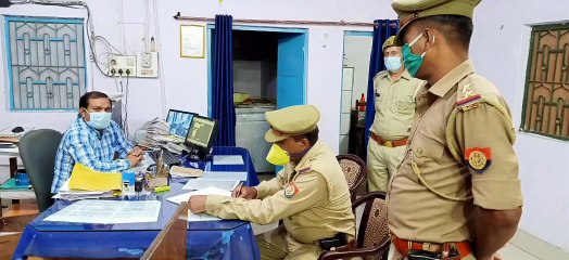 बैंक का निरीक्षण करने पहुंची पुलिस