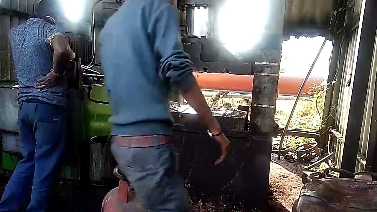 Ecraser une bouteille de gaz : ça explose ou pas???