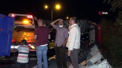 Bariyerlere çarpan traktör devrildi: 2 yaralı