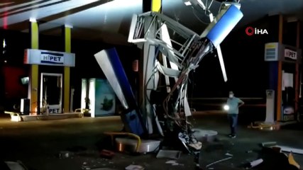 Kontrolden çıkan kamyonet akaryakıt istasyonuna dalarak yakıt pompasını parçaladı
