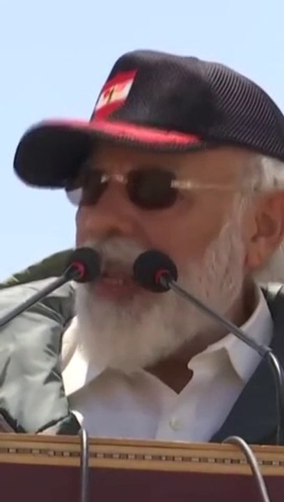 Pakistan Train Bus Accident Update - 19 Sikh Pilgrims (Yatries) Killed as Shah Hussain Express Train Bus Accident Today In Pakistan Lahore Sheikhupura - कराची के पास बस-ट्रेन की टक्कर में 19 सिख श्रद्धालुओं की जान