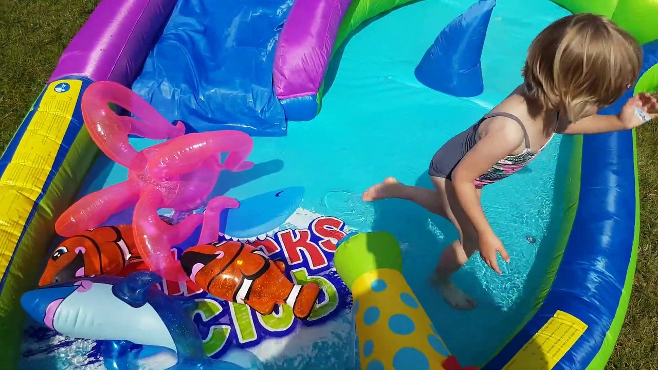 Sophia Isabella Brincando  no Escorregador Gigante João Paulo de Carvalho Lofiego