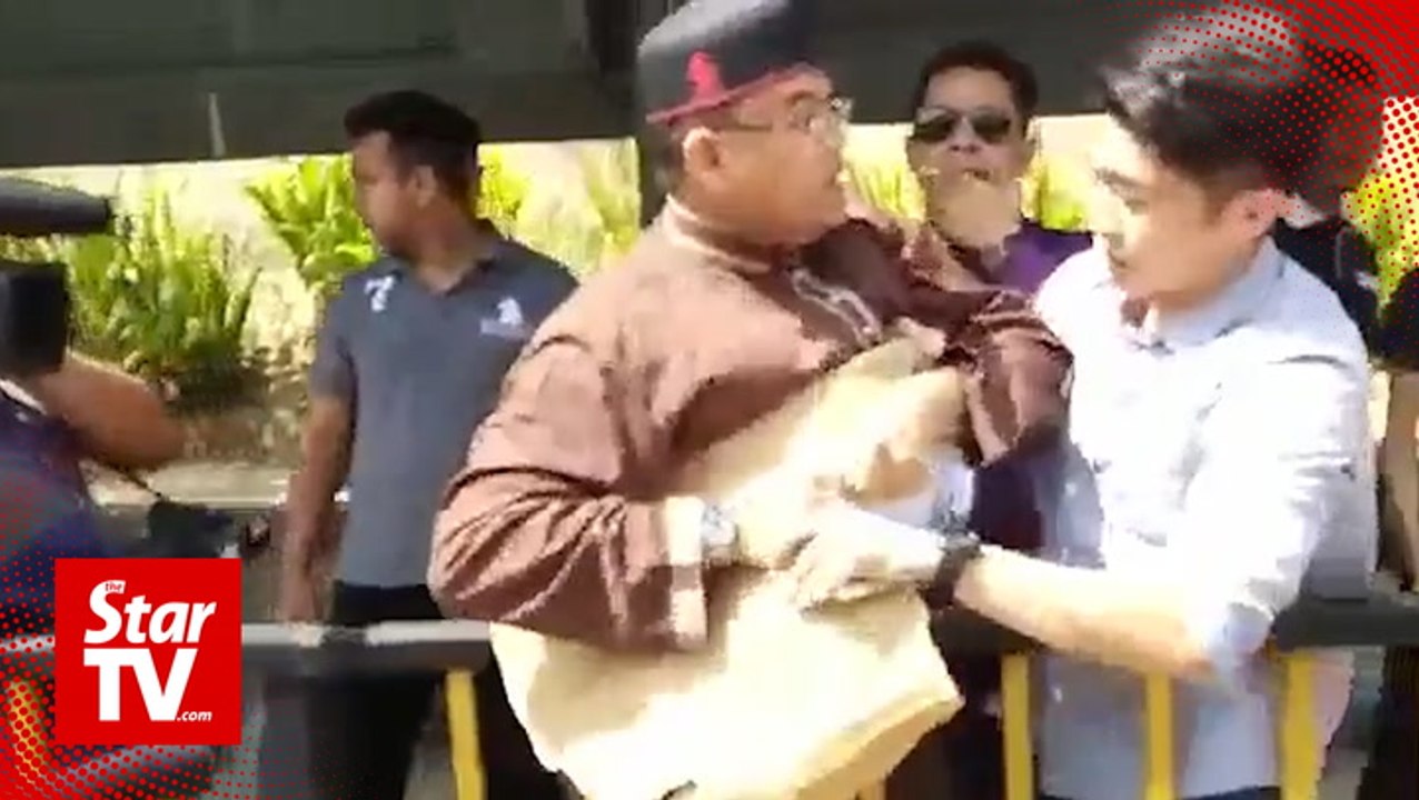 Najib's supporters manhandle students during protest