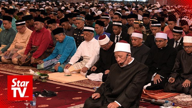 King leads Aidilfitri prayer at Masjid Negara