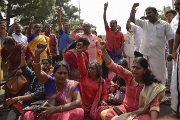 Indian women form 620km human chain in support of lifting of temple ban