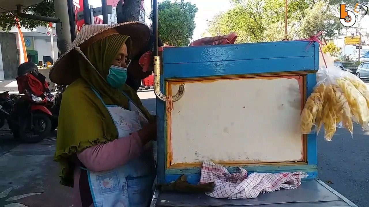 KISAH SUKSES PENJUAL RUJAK KELILING SELAMA 40 TAHUN