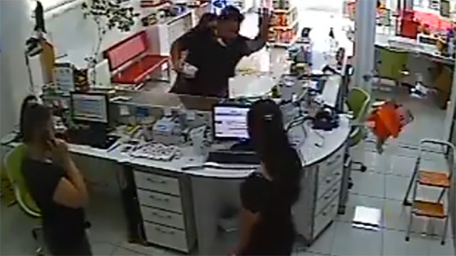 Eczane çalışanına saldırı görüntüleri güvenlik kameralarına yansıdı