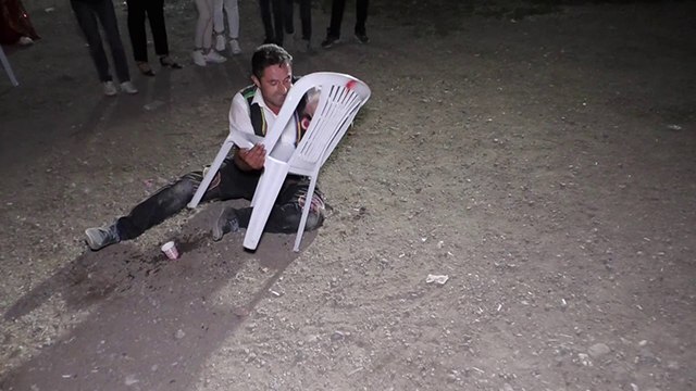 Sandalye ile güreş tutan davulcu ilgi odağı oldu