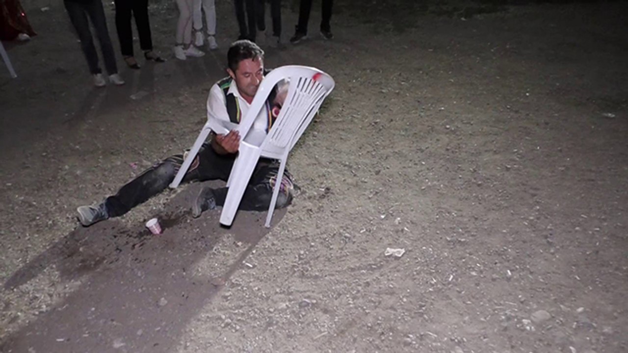 Sandalye ile güreş tutan davulcu ilgi odağı oldu