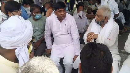 इटावा: शोक संवेदना व्यक्त करने पहुंचे सपा जिला अध्यक्ष