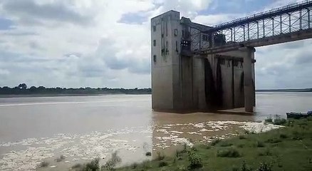 आगरा: चंबल नदी का तेजी से बढ़ रहा जलस्तर, नदी किनारे शिव मंदिर डूबा