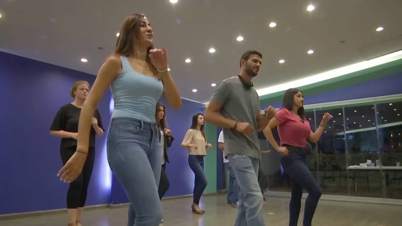 خباز أردني يعطي دروسا لعشاق رقصة السالسا