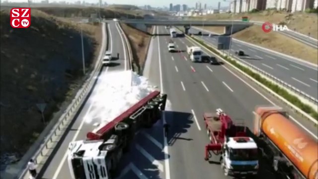 Kuzey Marmara Otoyolu’nda TIR devrildi, plastik hammaddeleri yola saçıldı