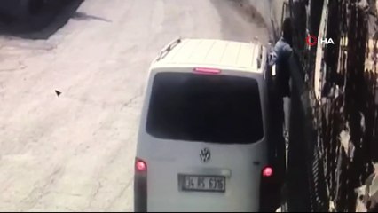 Gözü dönmüş hırsızlar, kaçarken arabayı çalışanların üzerine sürdü