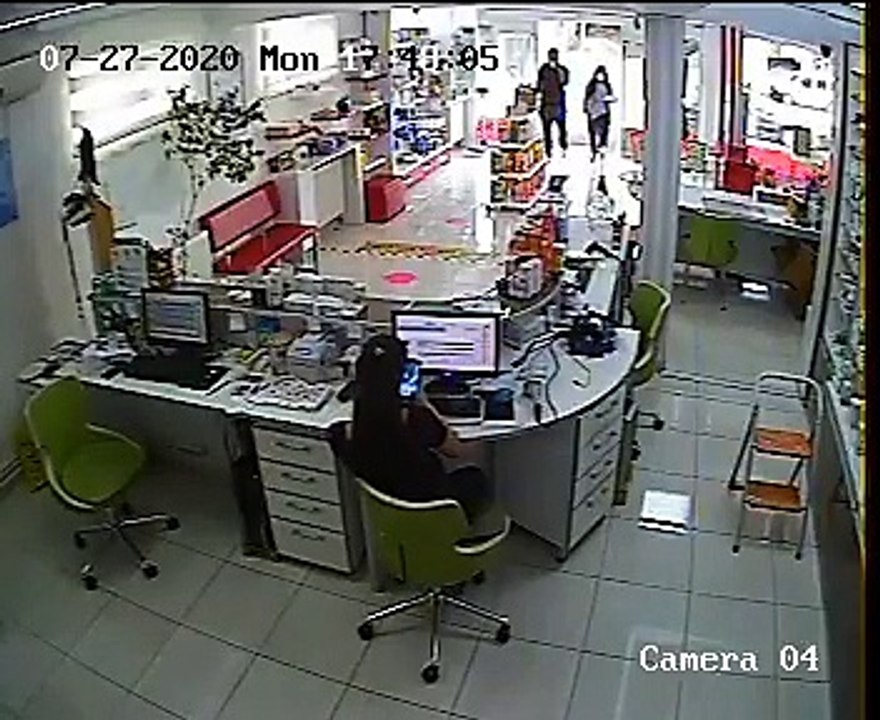 Eczanede korku dolu anlar! Şehir magandası ortalığı birbirine kattı