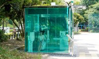 Des WC publiques transparentes installées au Japon pour une raison incroyable