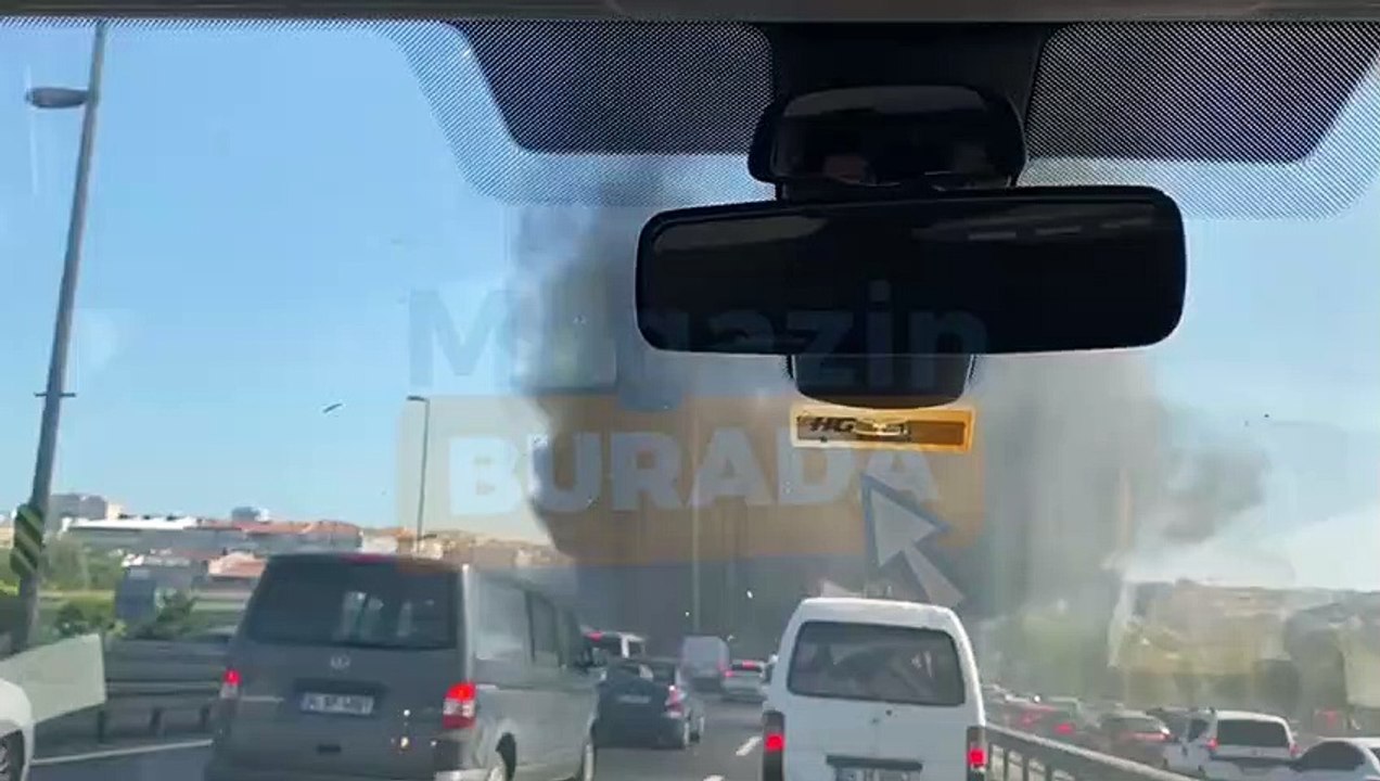 İstanbul Zeytinburnu-Merter Arasında Metrobüs Alev Aldı!