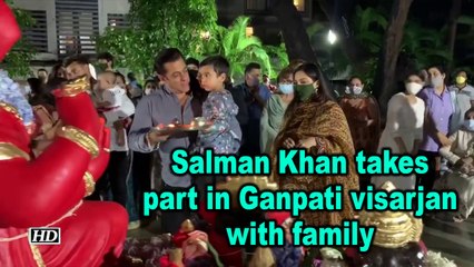Salman Khan takes part in Ganpati visarjan with family
