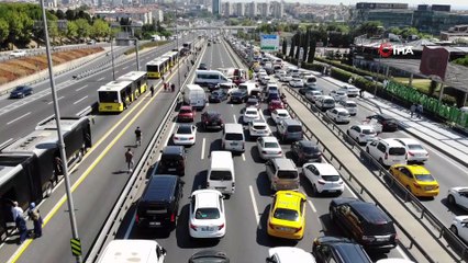 Metrobüs yandı, E-5’te trafik durdu