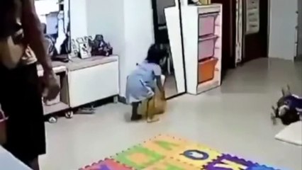 Pai com reflexos ninja evita que espelho caia sobre a filha bebé
