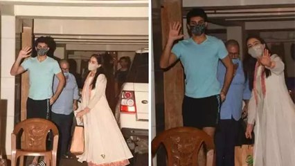 Sara Ali Khan सौतेली माँ Kareena Kapoor से मिलने पहुँची इस अंदाज में। Watch Video । Boldsky