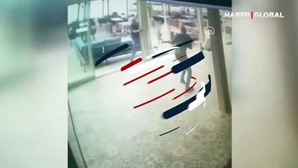 Müşterilerle dolu kafede silahlı çatışma! Dehşet anbean kamerada