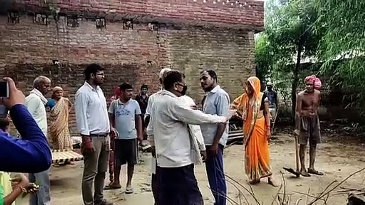 दबंग लेखपाल का ग्रामीणों को गाली देते वीडियो हुआ वायरल