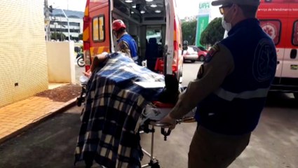 Homem cai de quase cinco metros durante troca de telhas em barracão na Estrada Rio da Paz