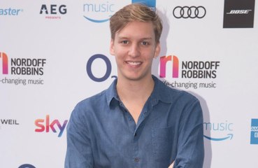 George Ezra está convencido de que algumas celebridades não são humanas