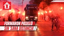 Aficionados de Tuzos formaron pasillo para recibir a su equipo sin 'Sana distancia'