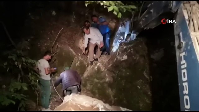 Kayalara sıkışan keçiyi 1 saatte kurtardılar