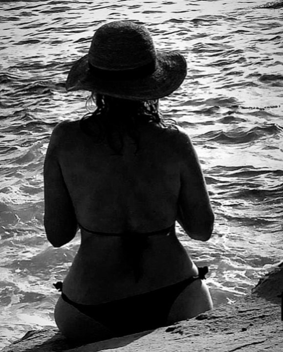 Emmanuelle Béart affiche ses formes en bikini sur la plage