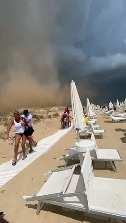 Puglia: bagnanti fuggono da tempesta di sabbia...