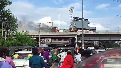 कोटा में चलती वैन में लगी आग, मचा हड़कंप