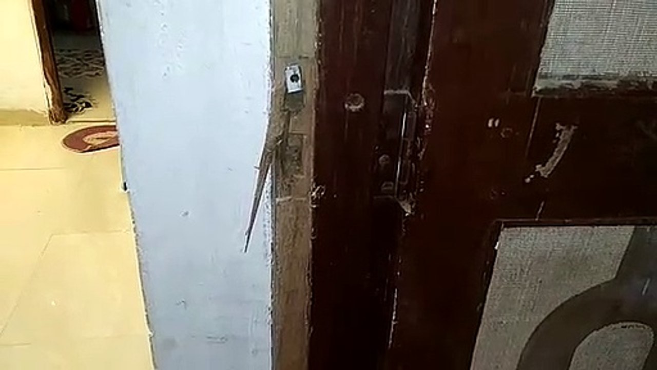 चोरों ने ताला तोड़कर घर से की लाखों की चोरी